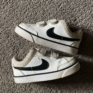 Nike Toddler Capri sneakers